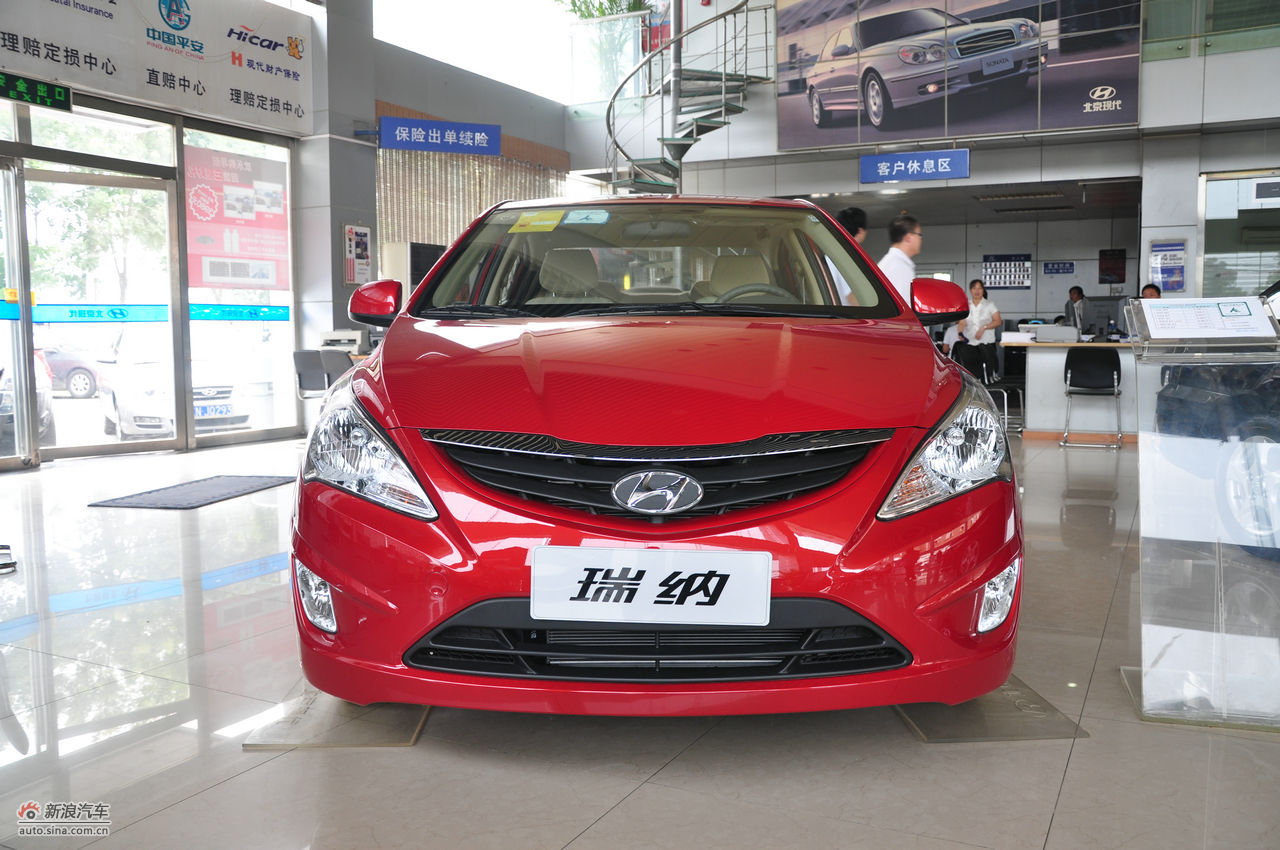 2010款北京现代瑞纳整车图