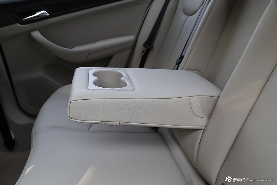 2015款荣威360 1.5L自动豪华版