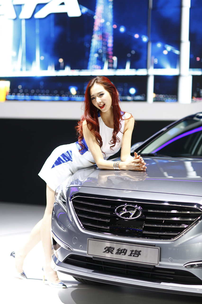 妩媚车模顾盼生姿