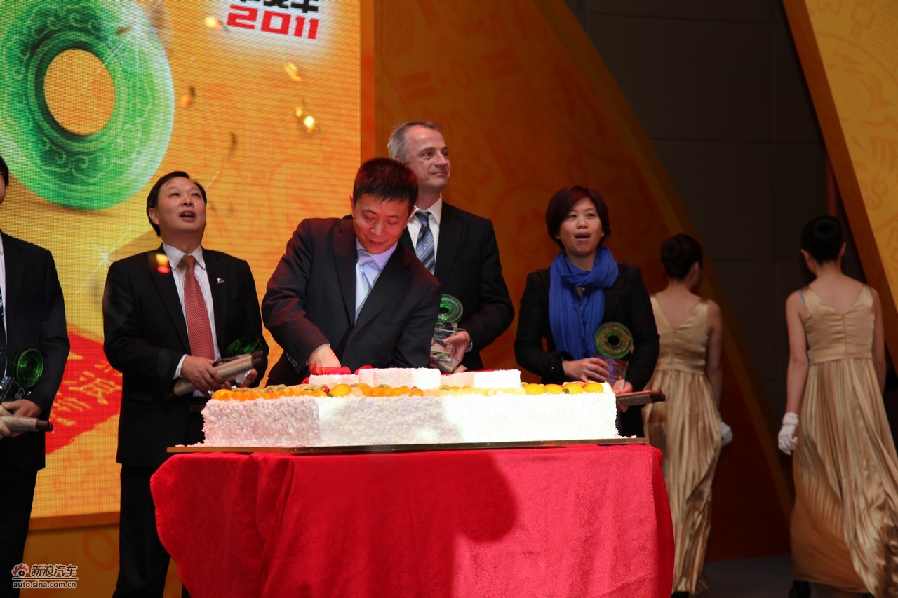 新浪首席执行官兼总裁曹国伟与嘉宾分享新浪十年生日蛋糕