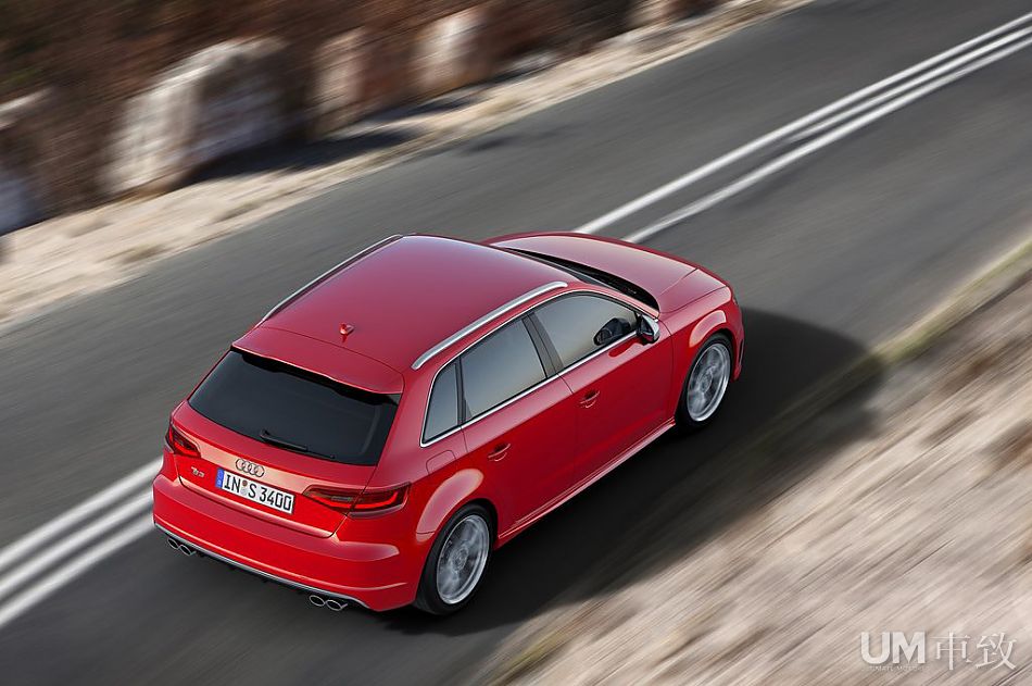 0升tfsi发动机搭配6速s tronic变速箱,官方油耗百公里6.9升.