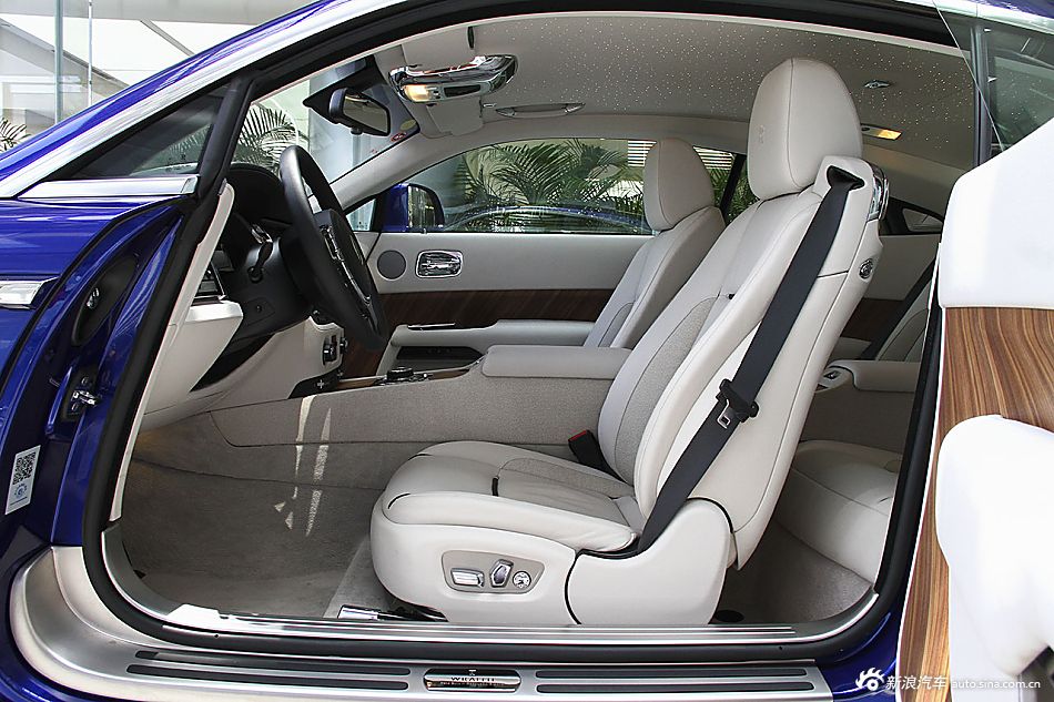 劳斯莱斯魅影的长宽高分别为5269/1947/1507mm,轴距达到了3112mm.