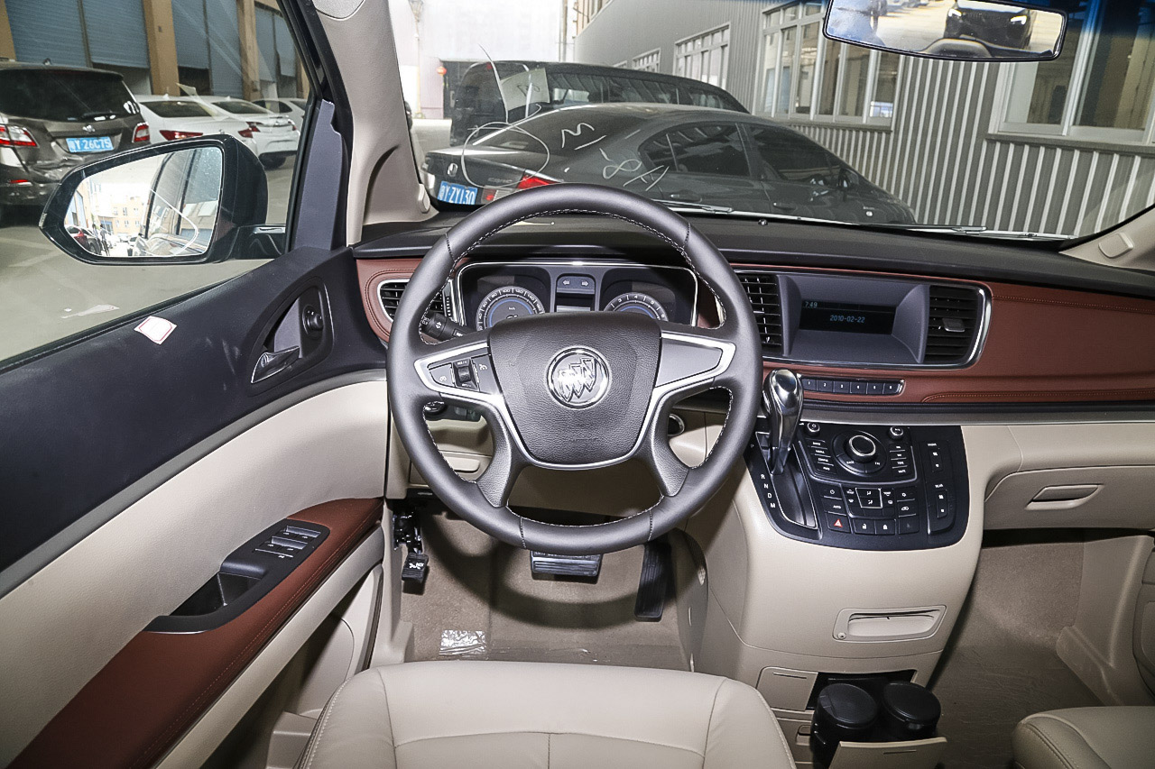 2015款gl8商务车2.4l自动豪华商务尊享版