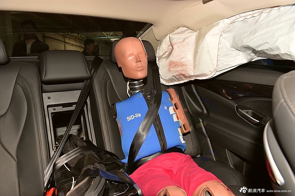 吉利博瑞C-NCAP可变形移动壁障侧面碰撞试验