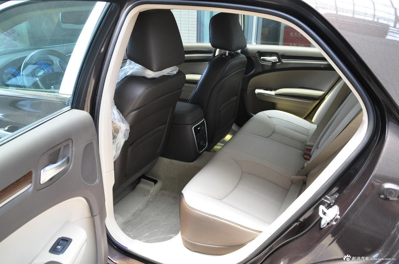 2013款克莱斯勒300c_克莱斯勒300c空间图片27452811_汽车图库_新浪