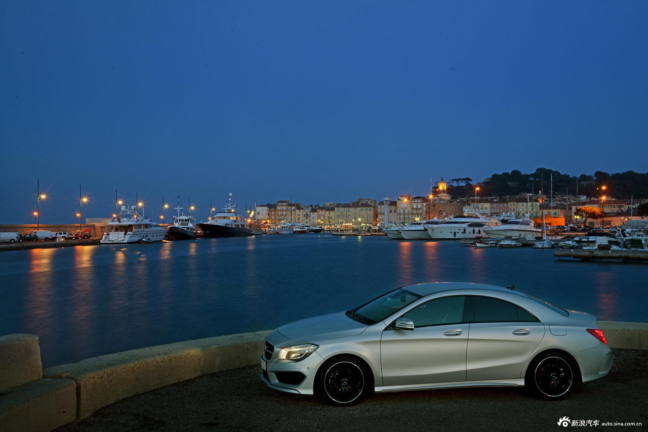 奔驰cla250官方图
