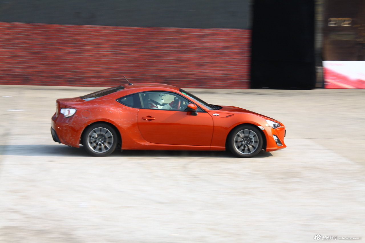 丰田86跑车在上市活动中亮相