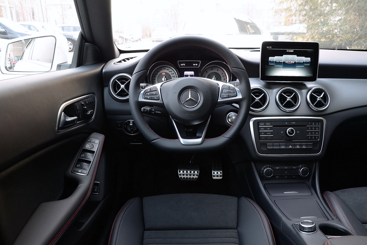 2016款奔驰cla级 cla220 2.0t自动 4matic
