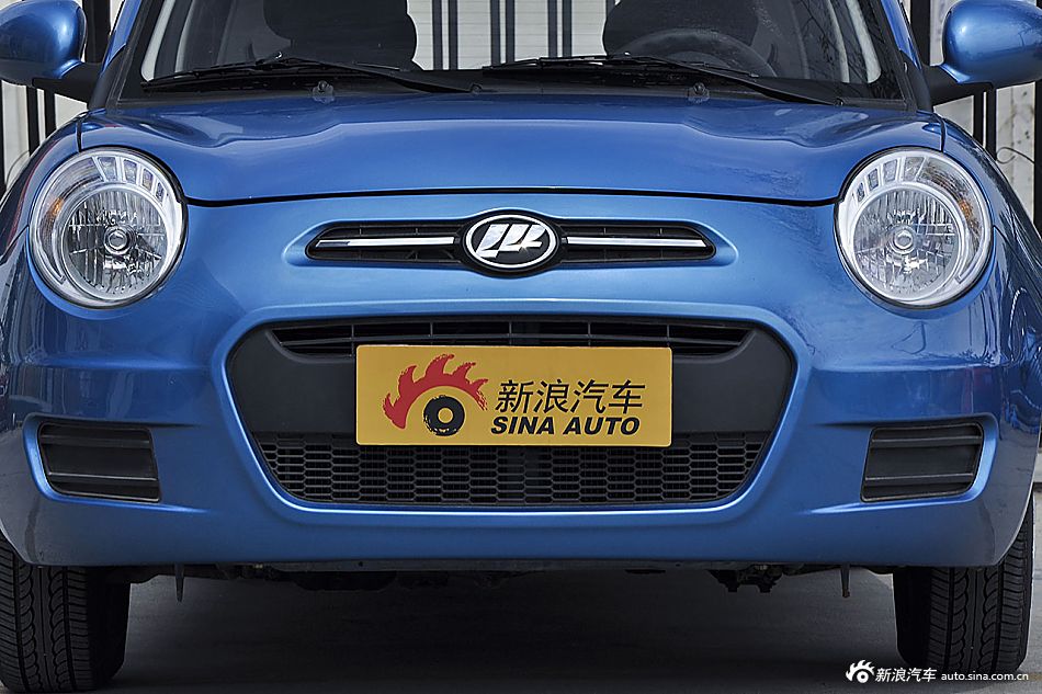 力帆新款320依然保持了现款车型的造型比例,经过全新设计的前脸造型