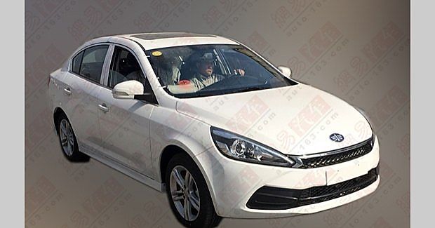 曝天津一汽骏派A50谍照