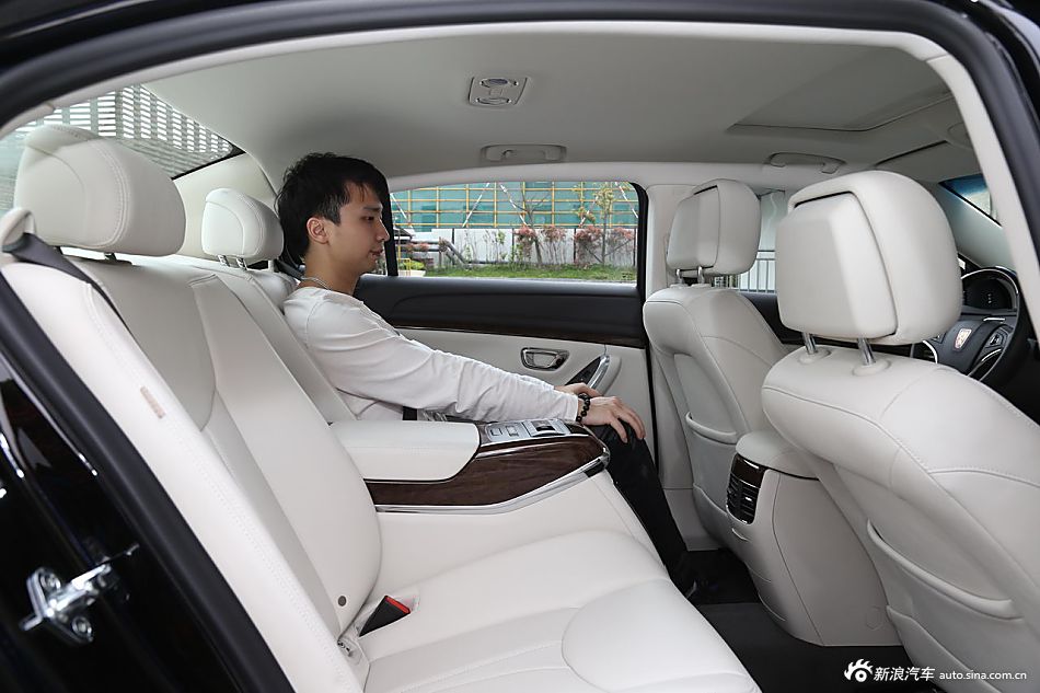 油耗不到2L的中型车 实拍荣威e950