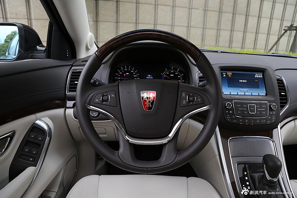 油耗不到2L的中型车 实拍荣威e950