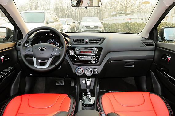 起亚K2店内现车充足 价格直降1.1万