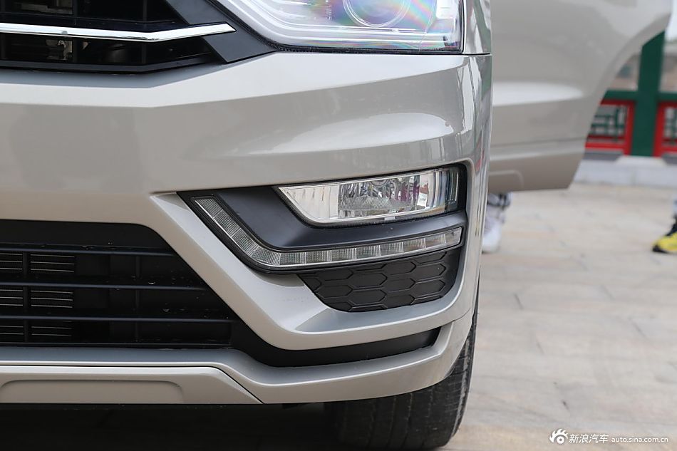 2016款众泰SR7 1.5T自动顶配版