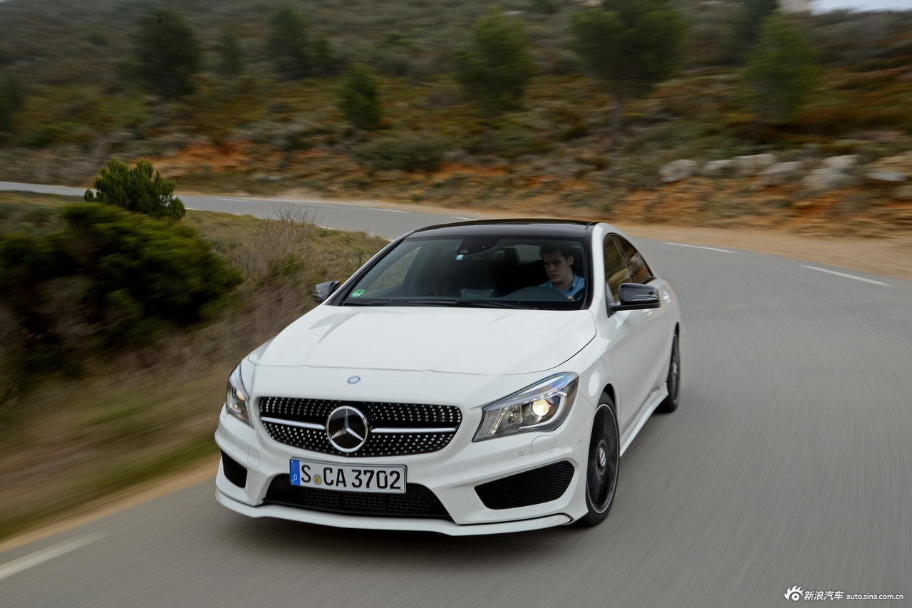 奔驰cla250官方图