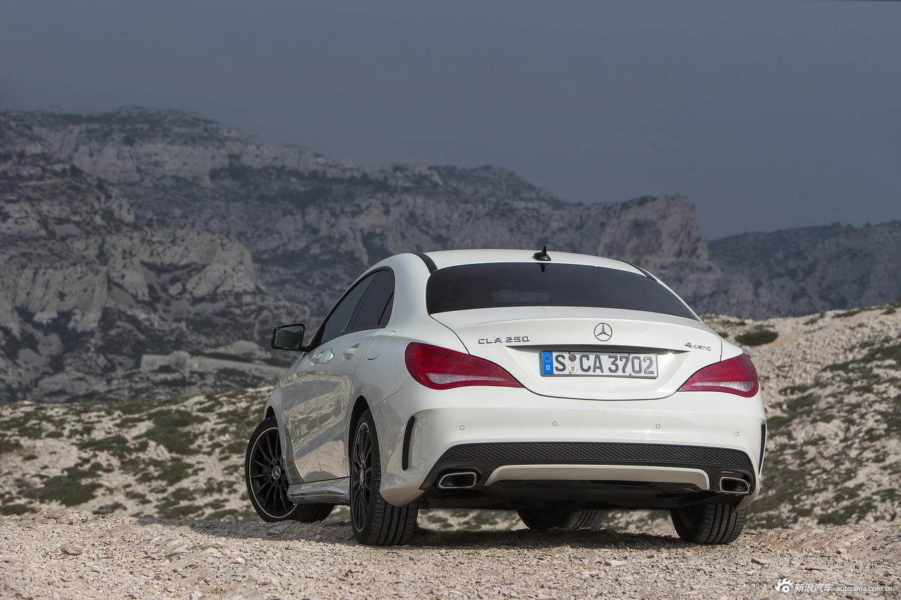 奔驰cla250官方图