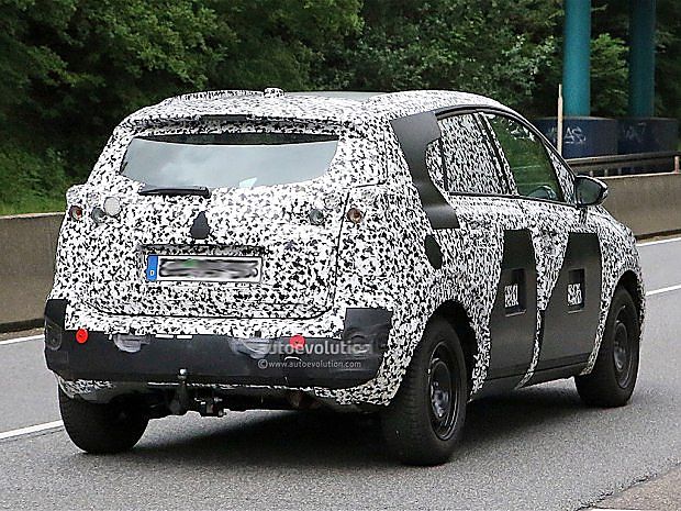 全新标致2008路试谍照