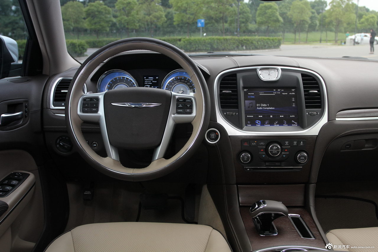 2012款克莱斯勒300c_克莱斯勒300c内饰图片16644183_汽车图库_新浪