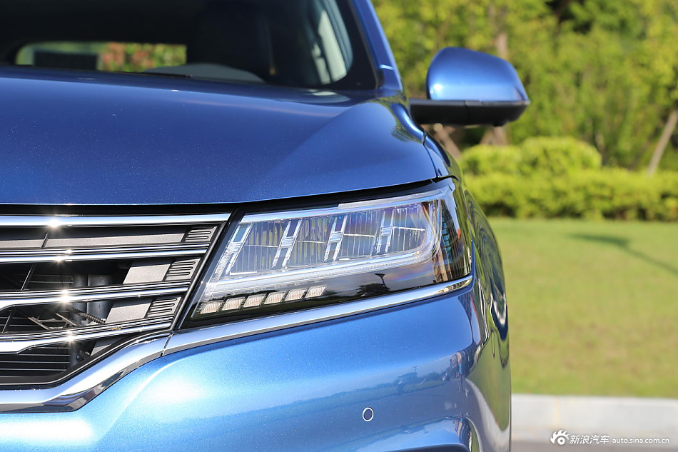 赶尽杀绝自主SUV.荣威RX5的这块巨屏值10亿