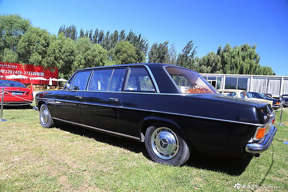 实拍奔驰老爷车专区梅赛德斯奔驰(mercedes-benz)是世界著名的德国