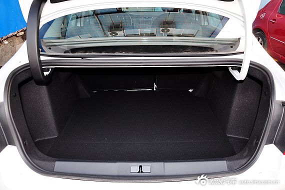 2014款标致408 1.8L手动领先版