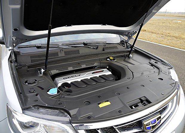 博越采用了吉利最新的家族式设计,前脸采用了涟漪式格栅,其发动机舱盖