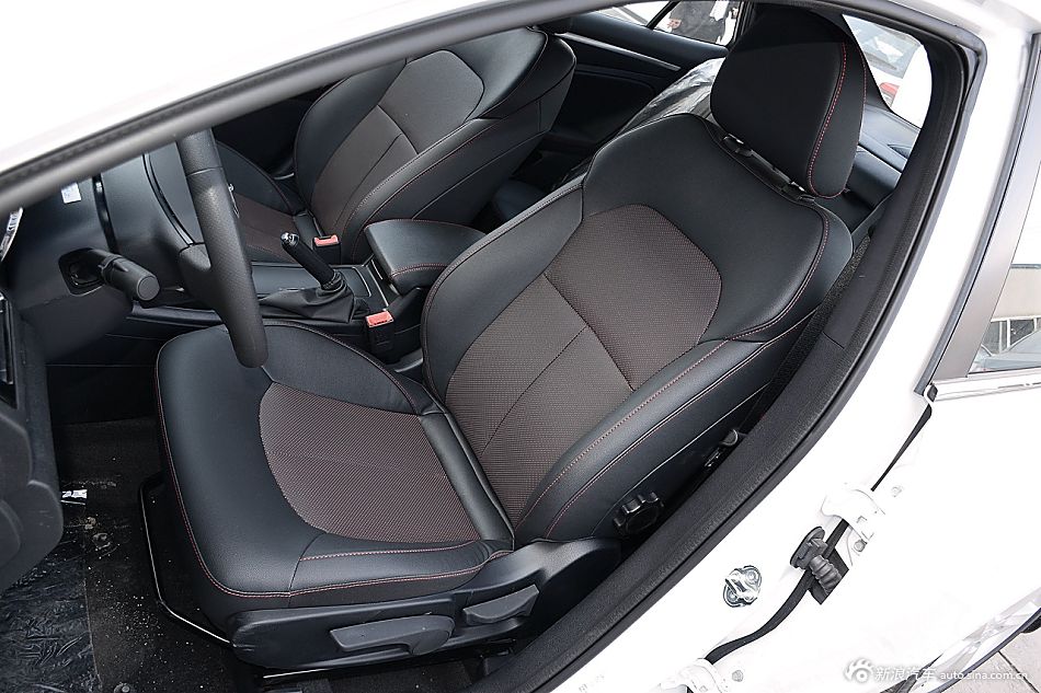 2016款奔腾B70 2.0L自动十周年纪念版