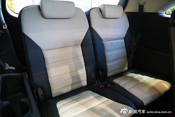 新浪汽车实拍起亚全新索兰托L