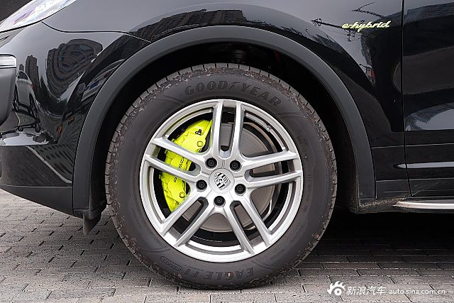 刹车卡钳都采用了青柠绿配色非常与众不同.