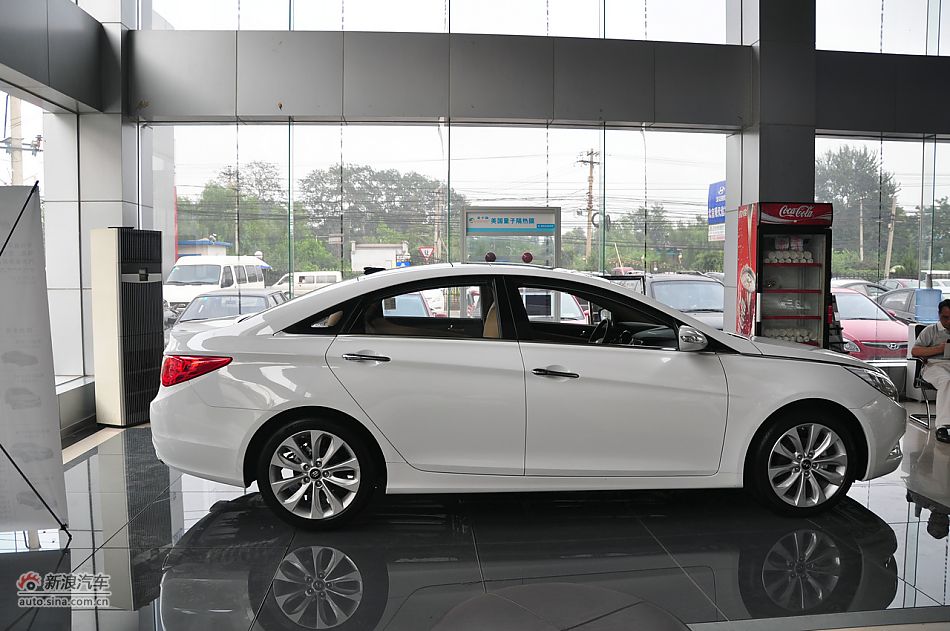 北京现代索纳塔八外观图