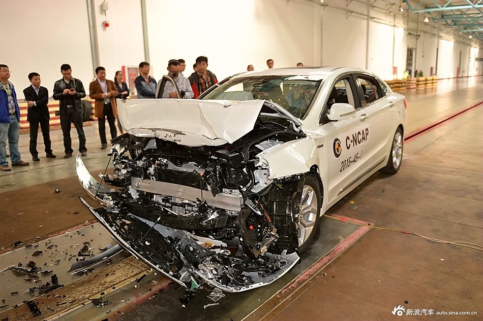 吉利博瑞正面100%重叠刚性壁障碰撞试验