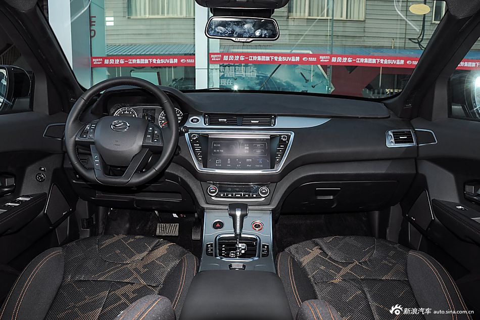 神车遇神车 当陆风X7偶遇众泰SR7