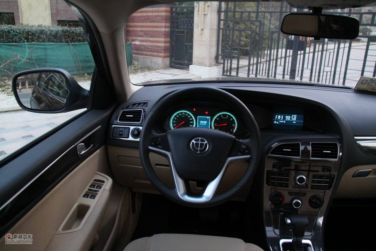 2012款华晨中华v5内饰