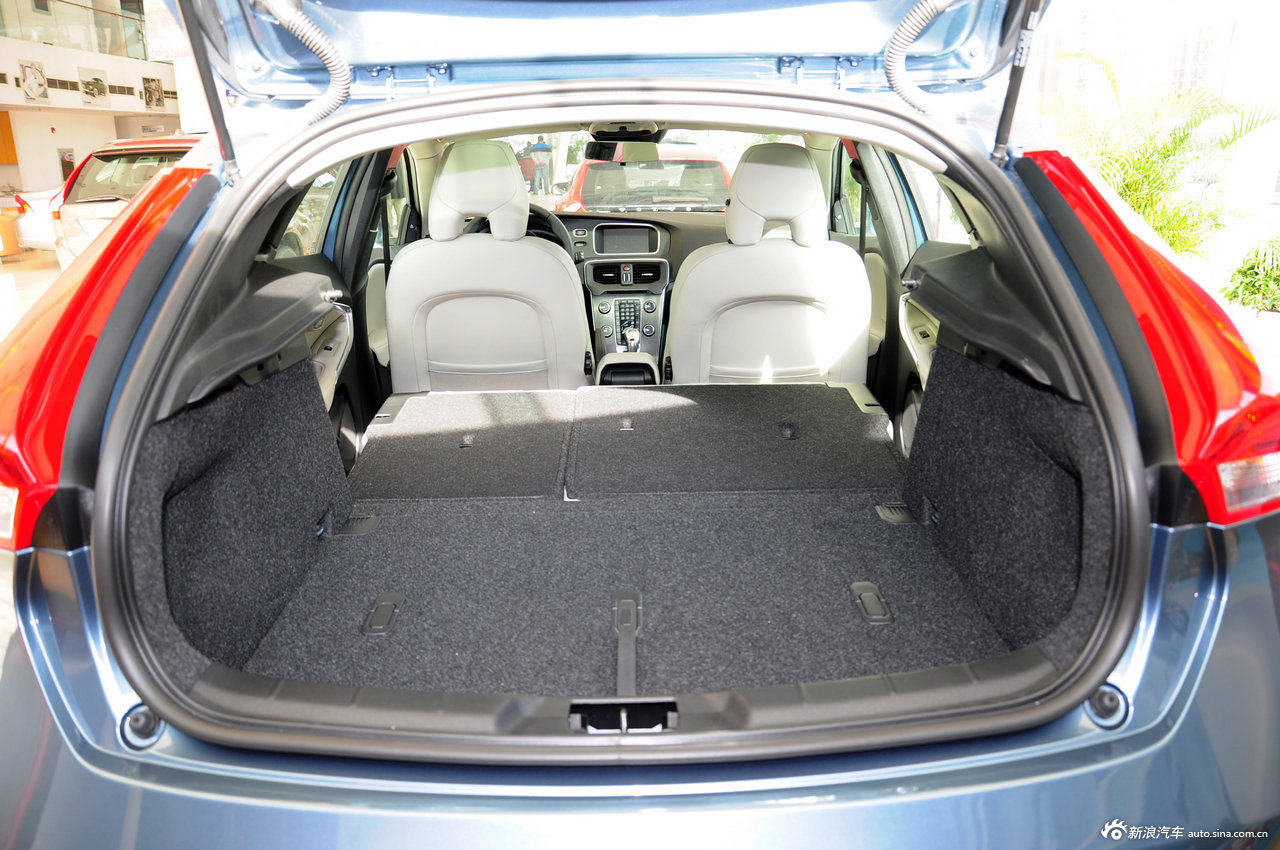 2013款沃尔沃v40高清到店实拍_沃尔沃v40空间图片25584893_汽车图库