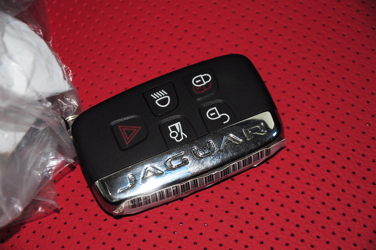 2015款捷豹xe r-sport 2.0t自动i4 ti (240ps)