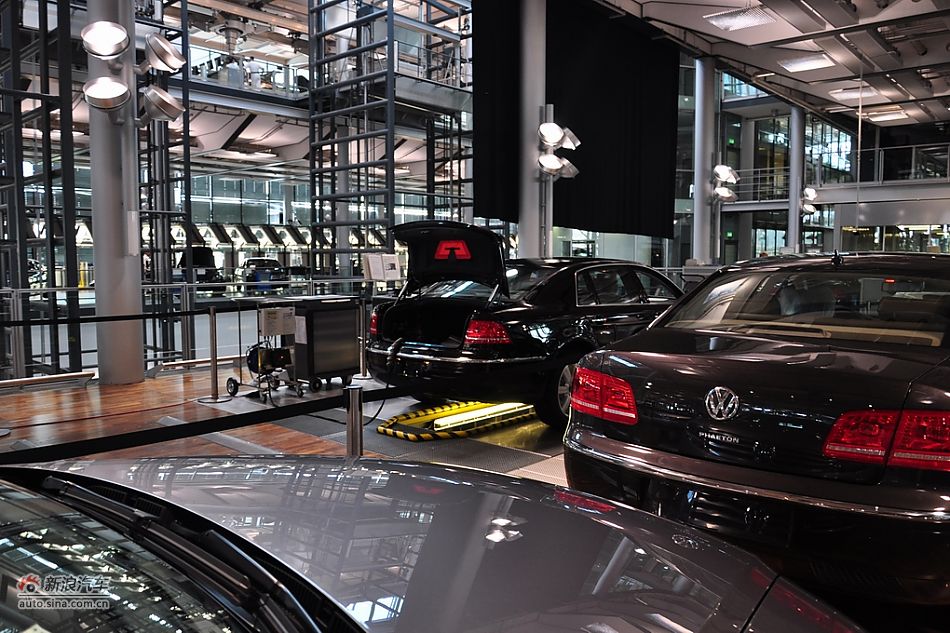 大众汽车透明工厂位于德累斯顿市中心的易北河畔,自然且完美地融入了