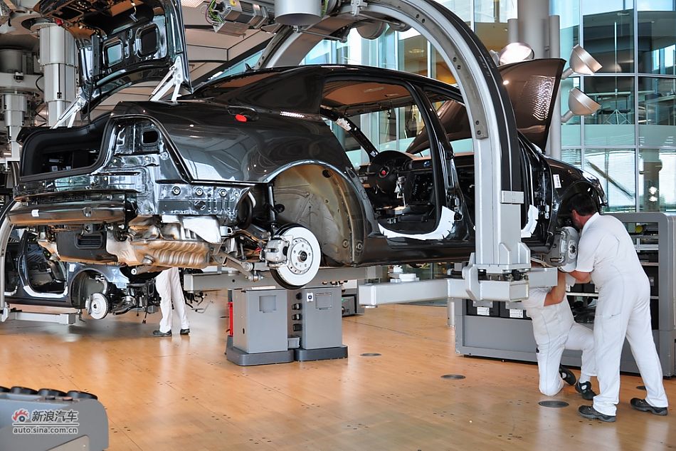 大众汽车透明工厂位于德累斯顿市中心的易北河畔,自然且完美地融入了