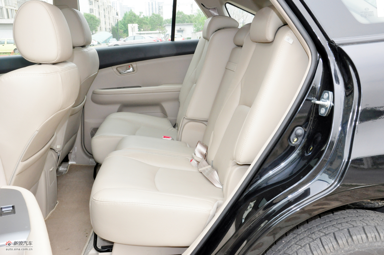 2011款比亚迪s6高清到店实拍_比亚迪s6座椅空间图片5494989_汽车图库