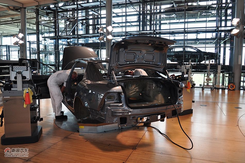 在这里,大众汽车将传统的工业化汽车制造方法和出色的手工艺完美结合