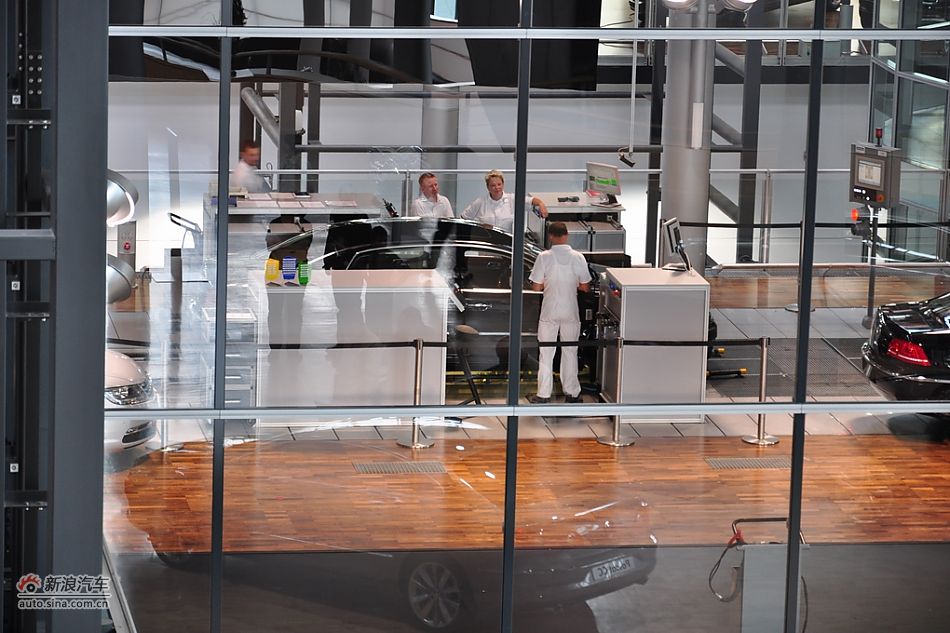 大众汽车透明工厂位于德累斯顿市中心的易北河畔,自然且完美地融入了