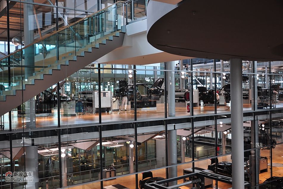 大众汽车透明工厂位于德累斯顿市中心的易北河畔,自然且完美地融入了