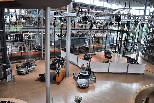 大众汽车透明工厂位于德累斯顿市中心的易北河畔,自然且完美地融入了