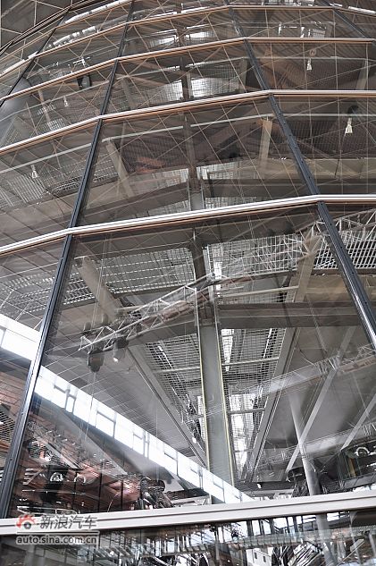 大众汽车透明工厂位于德累斯顿市中心的易北河畔,自然且完美地融入了