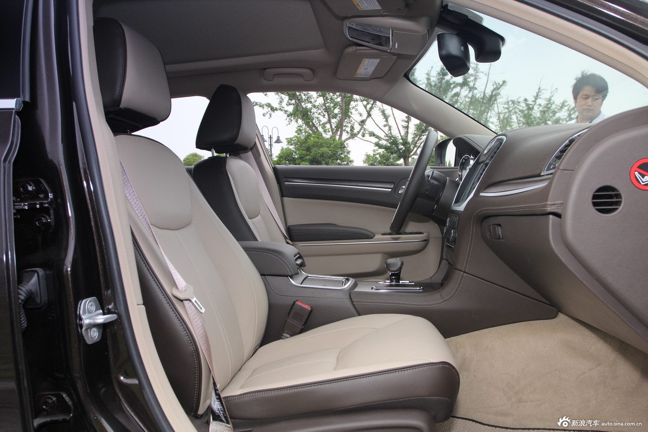 2012款克莱斯勒300c_克莱斯勒300c空间图片16645185_汽车图库_新浪