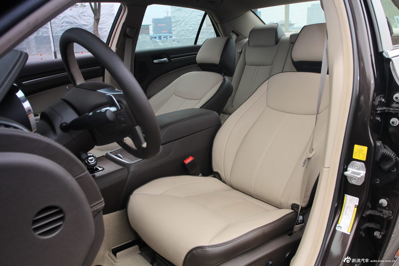 2012款克莱斯勒300c_克莱斯勒300c空间图片16645186_汽车图库_新浪