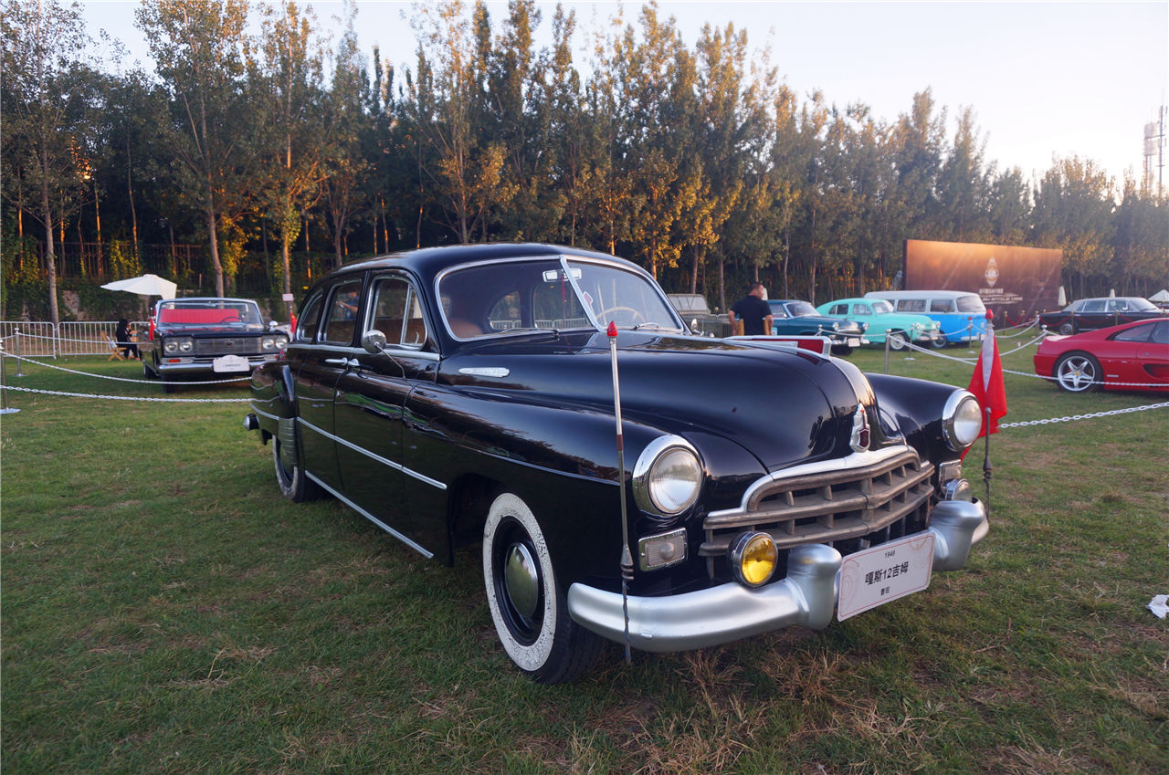 近百辆传世经典的老爷车在这里汇集,来自世界各地博物馆和收藏家的