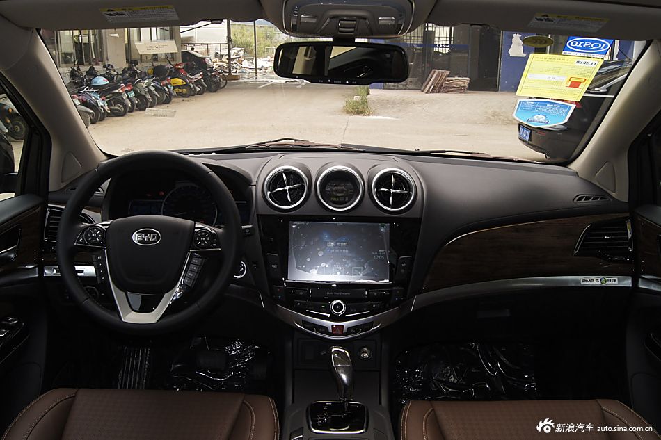 2015款比亚迪S7升级版2.0T自动尊贵型