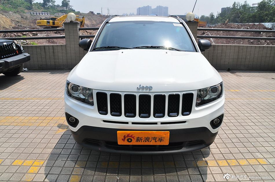 2013款指南者2.0l自动炫黑豪华版