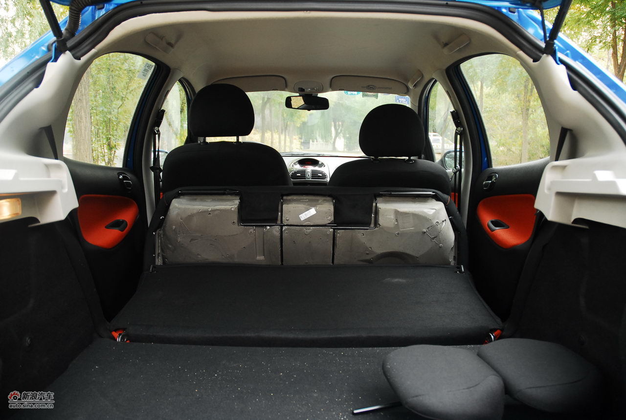 2012款雪铁龙c2 1.6升自动挡储物空间