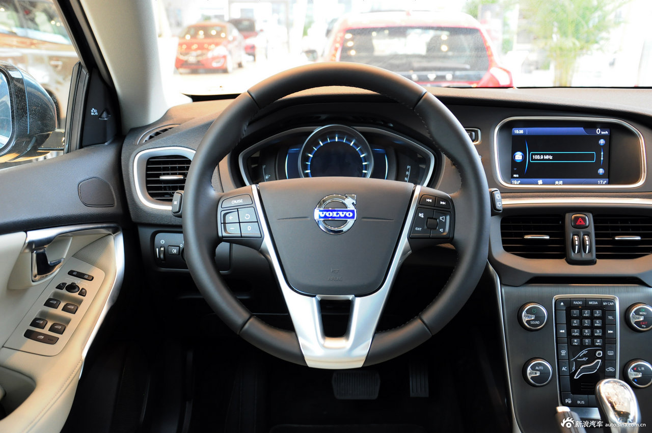 2013款沃尔沃v40高清到店实拍_沃尔沃v40内饰图片25585952_汽车图库